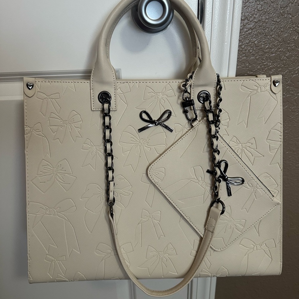 BRAND NEW BETSEY JOHNSON BOW BAG - EMBOSSED BOWS W/ REMOVABLE POUCH